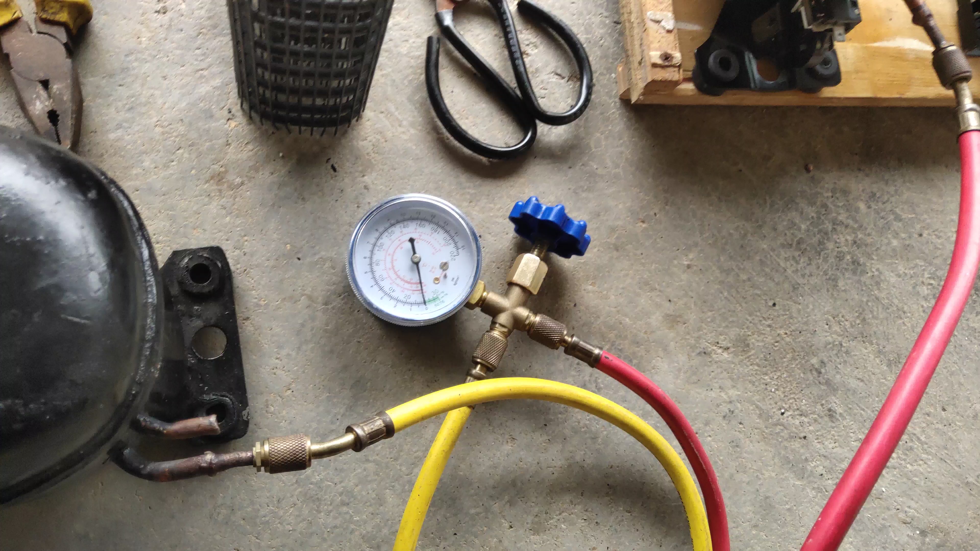 自制冰箱焊接完成准备加氟