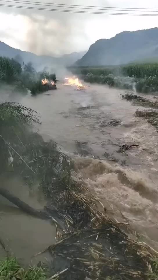 这场面长这么大第一次见啊7月28日,辽宁抚顺.河道涨水惊现水火同流 目击者称燃烧草垛漂了好几百米,点燃草垛或可避免堆积堵塞河道.哔哩哔哩bilibili