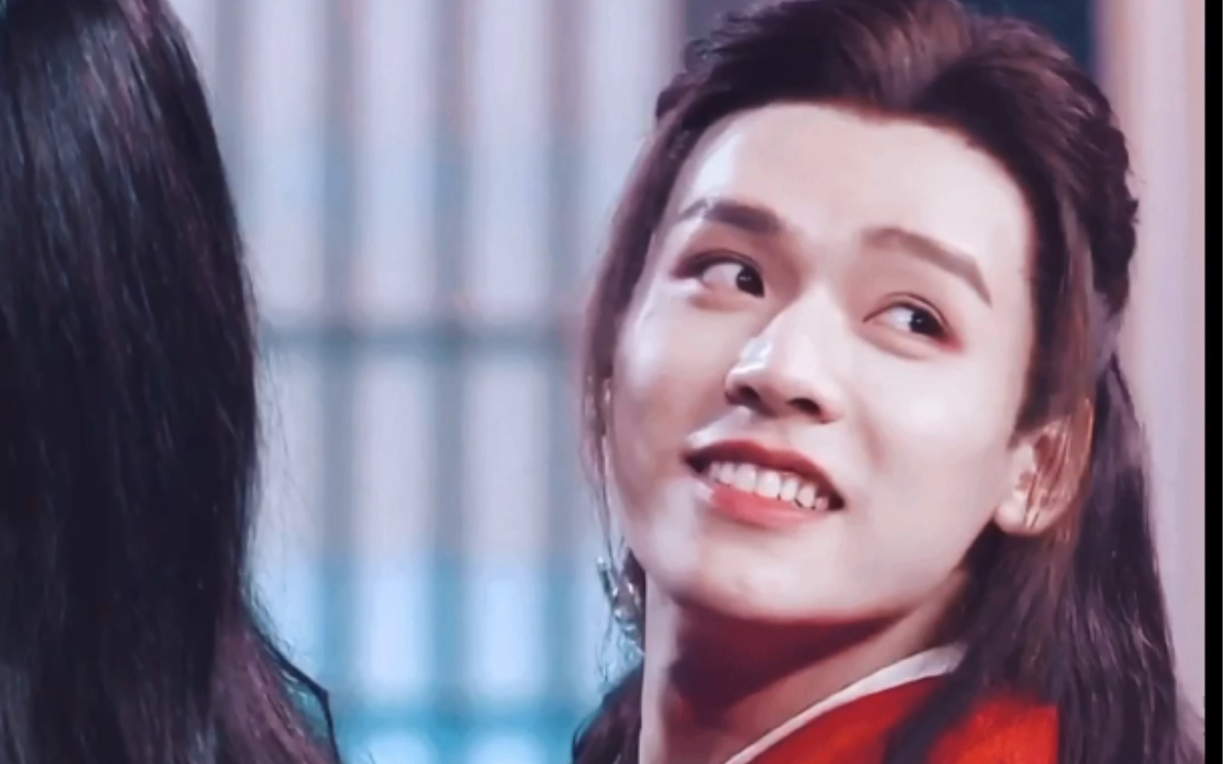 听说龚俊山河令演唱会中这个回头笑火遍全网