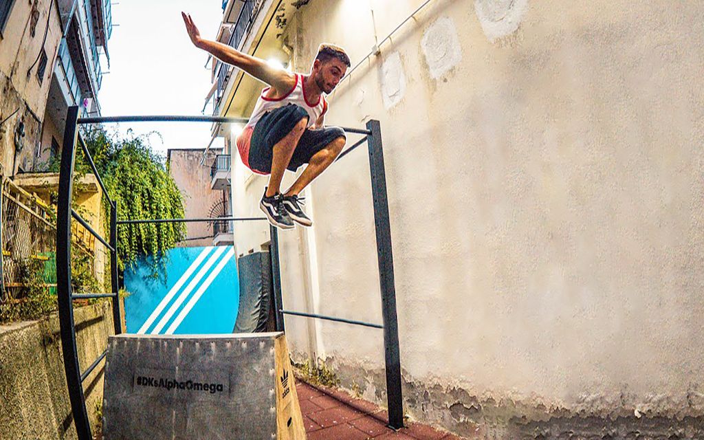 腰马合一,跑酷大神街头炫技,引爆路人眼球