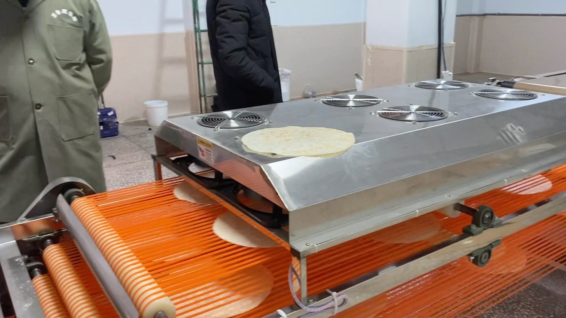 全自动烙馍机做烙馍居然这么好用,圆形烙馍机一次成型视频展示