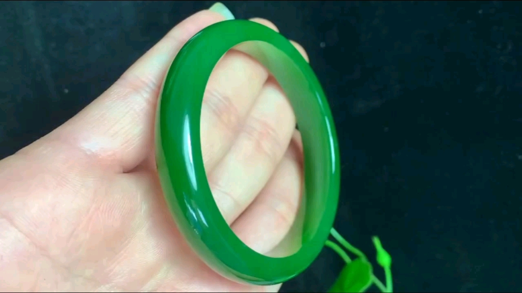 收藏款和田玉碧玉阳绿54mm内径手镯,俄料老料玉质细腻脂粉油性十足