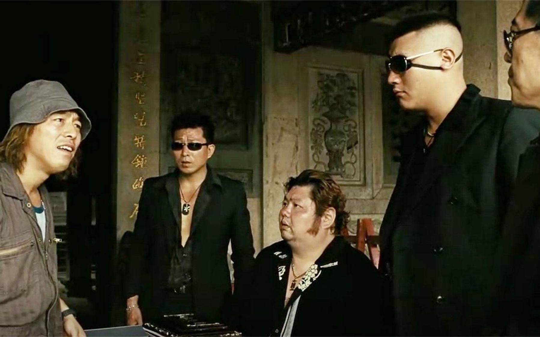 黄渤这段与黑帮交易"毒品",简直就是误会界的鼻祖!太搞笑了