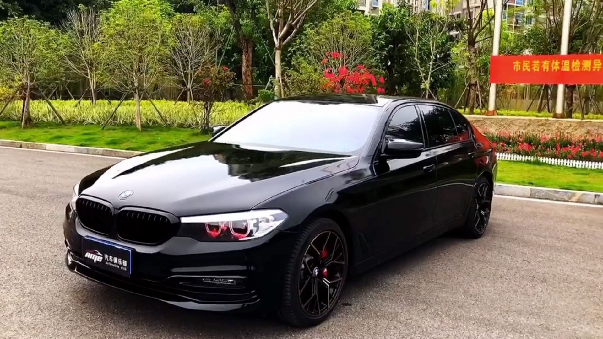 宝马5系水晶钢琴黑改色,漆面黑武士效果,杭州壹捷汽车改色施工_哔哩