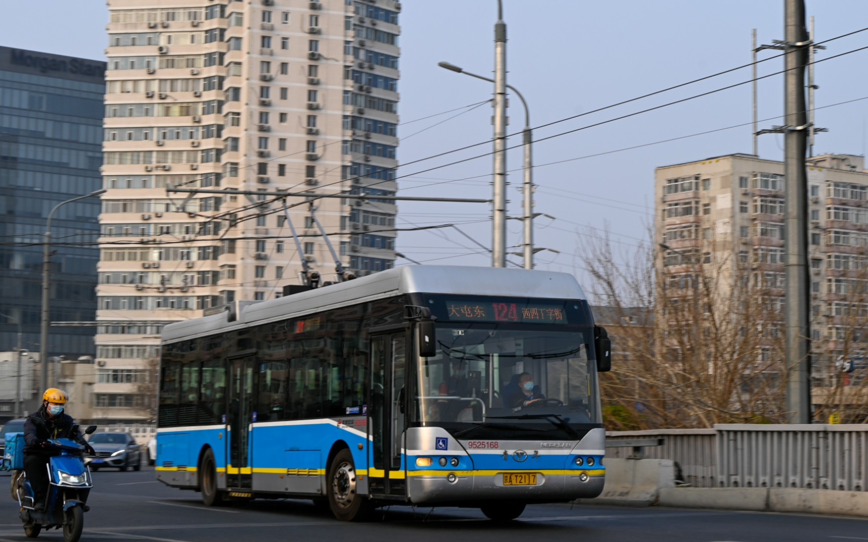 [帝都雨景 电尼穿城 连接奥运新城与历史古城的电车]北京公交124路