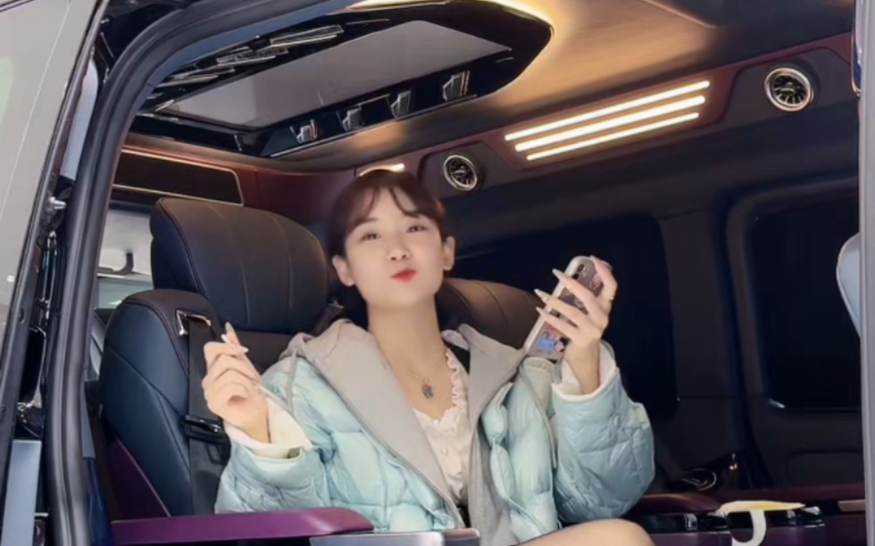 翘着二郎腿的黑丝长腿美女好漂亮啊