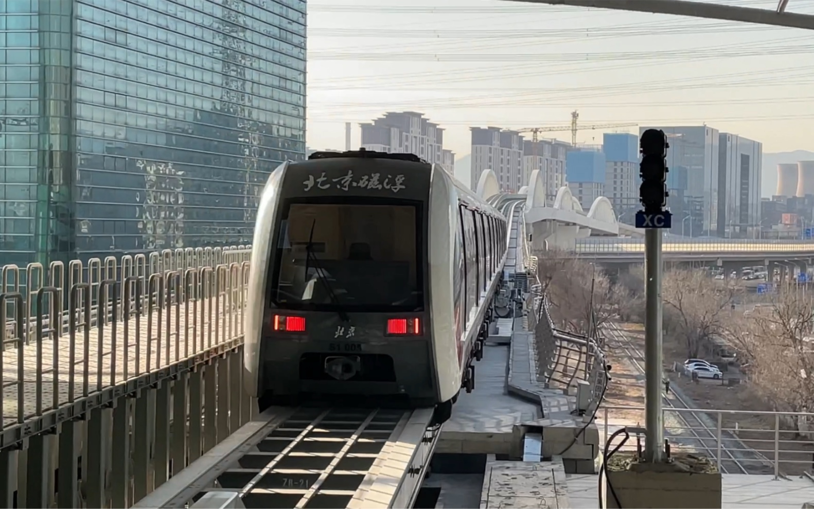 北京轨道交通s1线列车离开苹果园站
