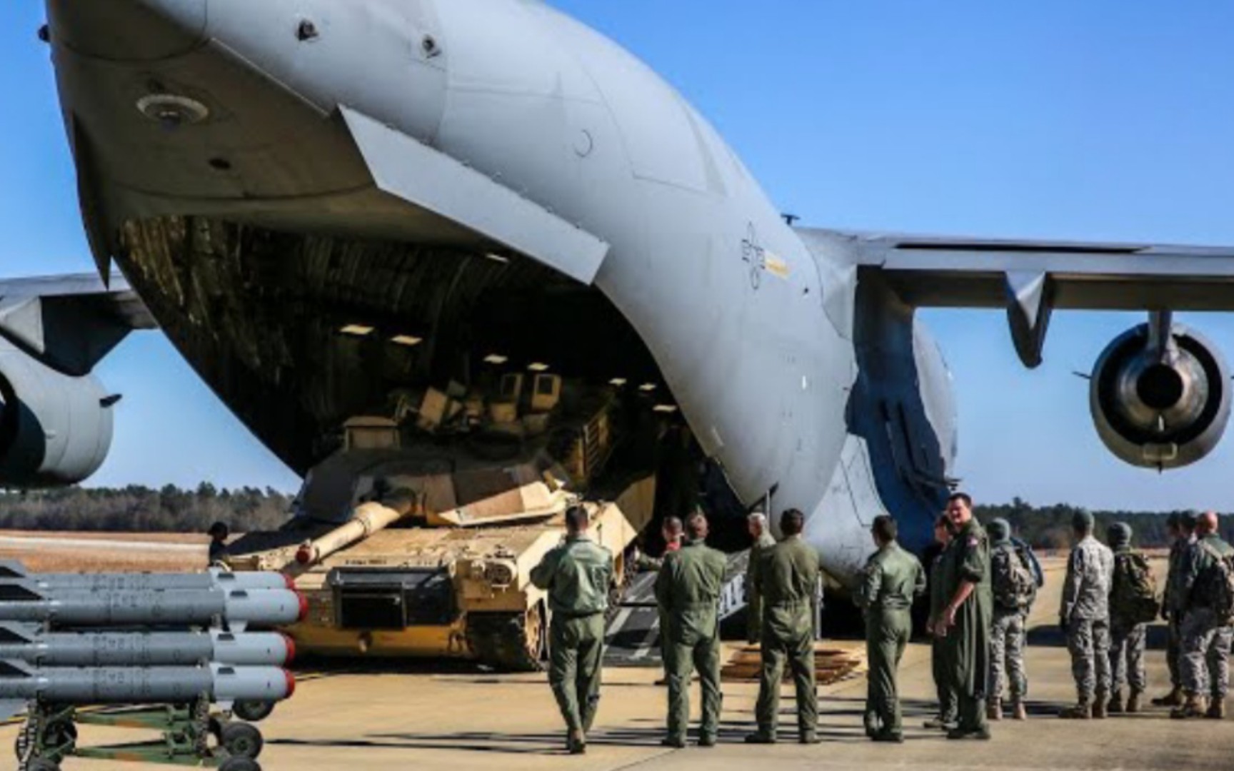 c-17 "环球霸王 " 是世界上最先进的战略运输机之一,是美国军事空运