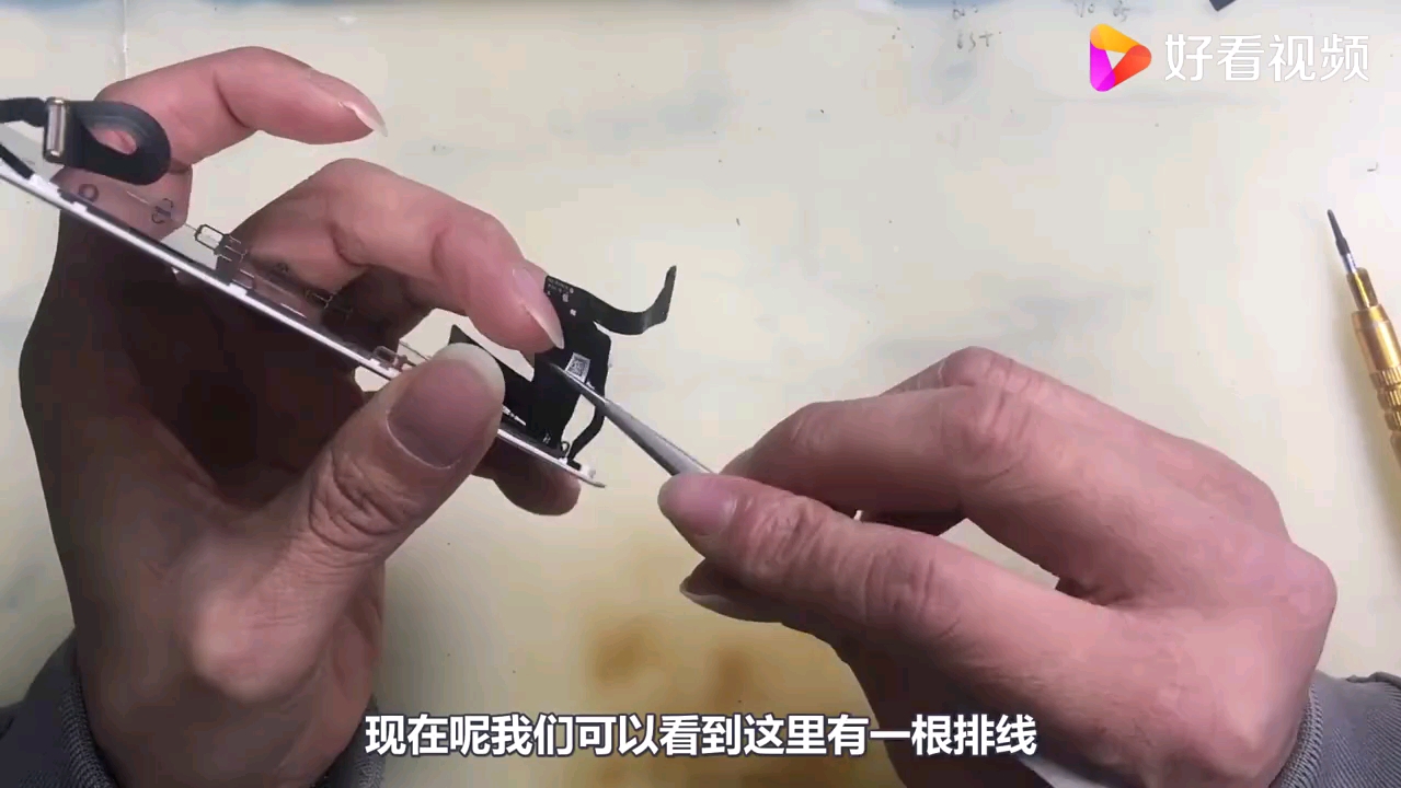 老哥换电池弄断排线,iPhone 8通病,背光排线维修