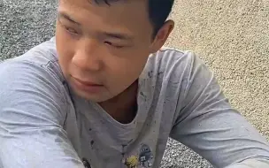 Video herunterladen: 19岁男孩独自照顾奶奶和弟弟