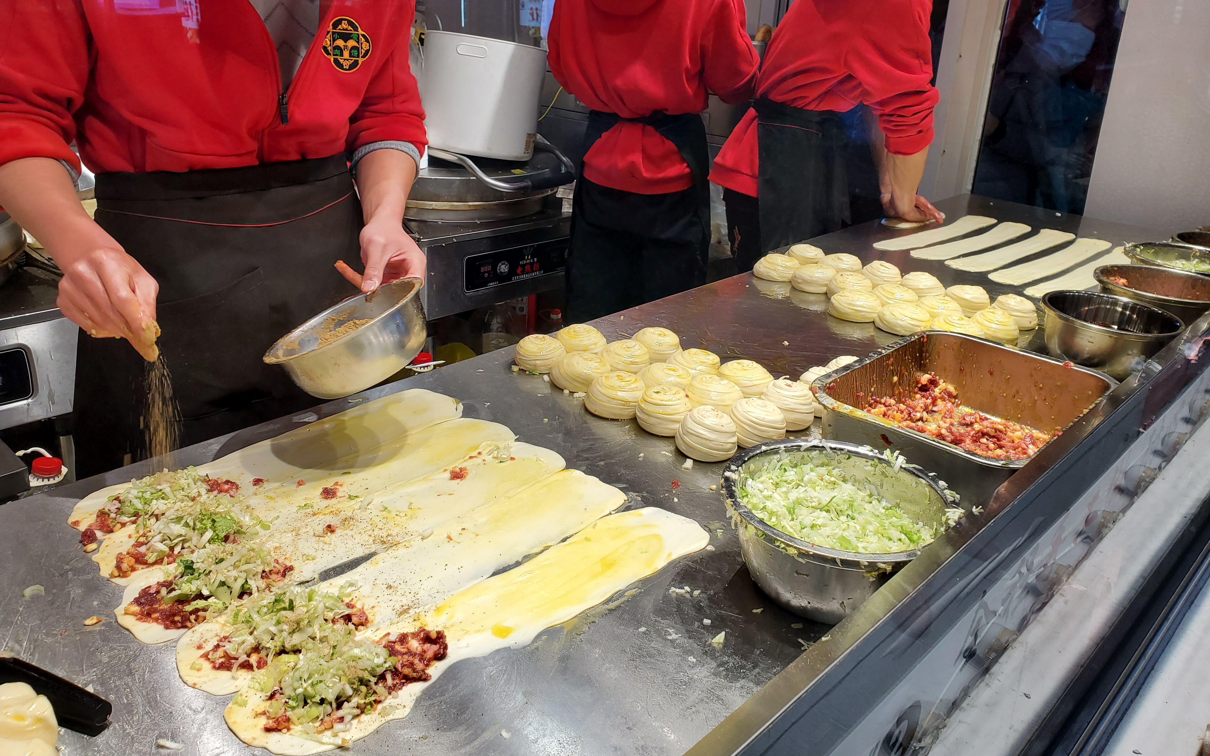 天津街头仅几平米的牛肉饼小店,6个师傅忙个不停,每天卖2000个哔哩哔哩bilibili