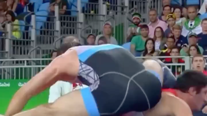 俄罗斯摔跤手使用锁腿攻击,动作危险被裁判阻止继续使用#体育