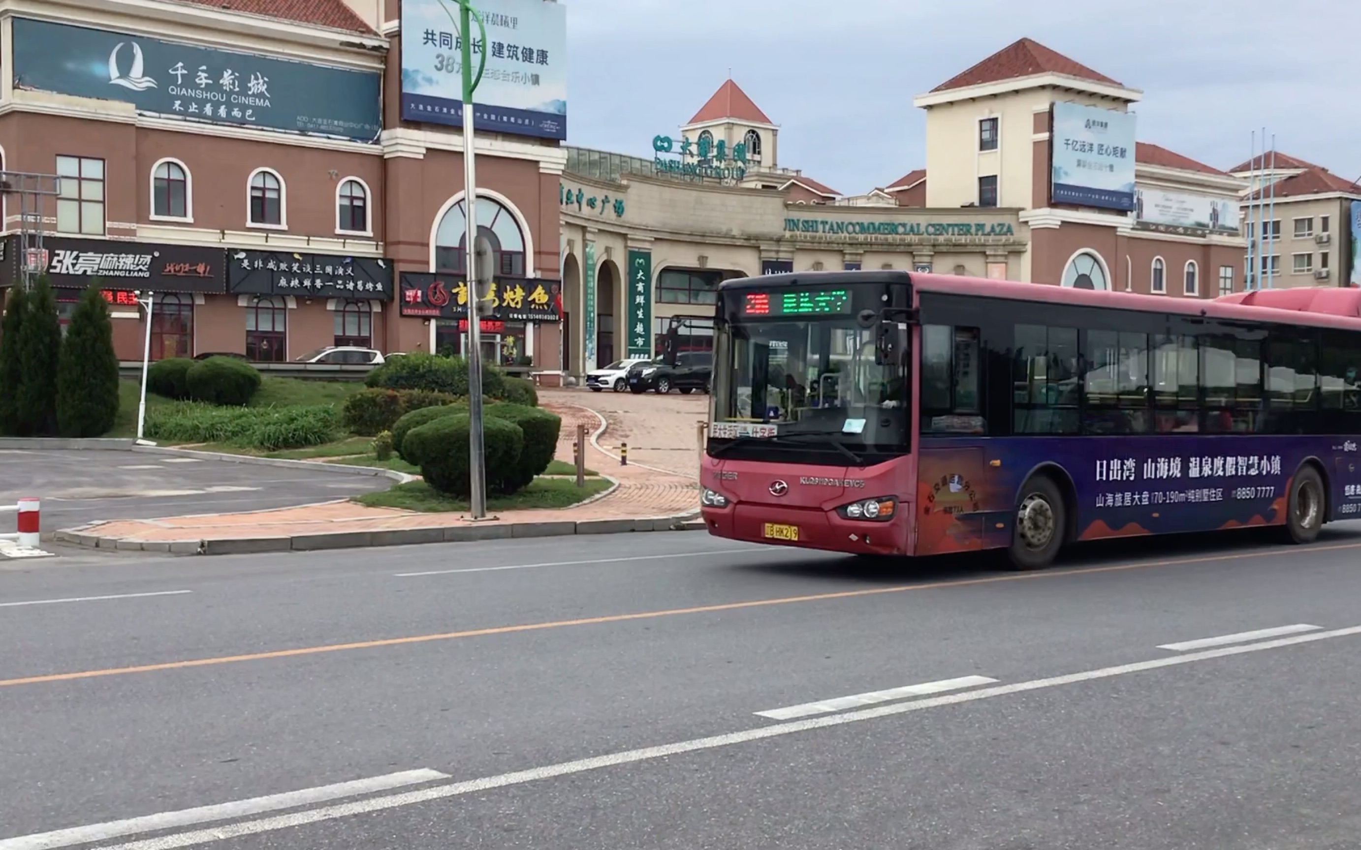 日常-金石滩2路通过轻轨站