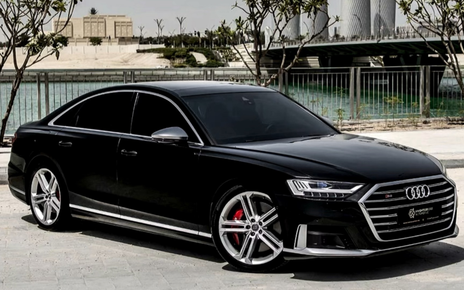 西装暴徒奥迪s8,是不是你的梦想座驾?