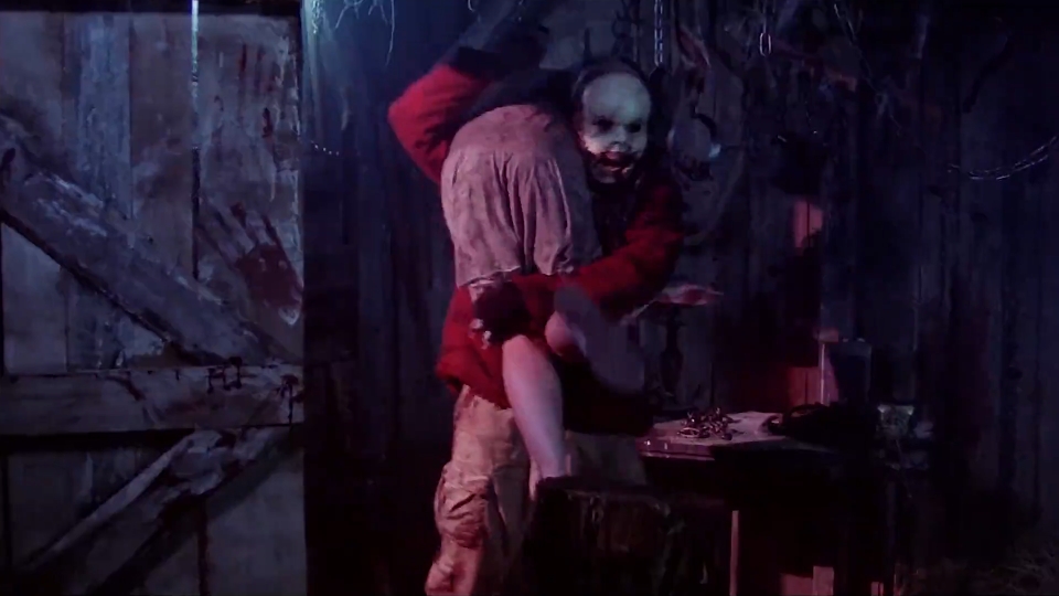 一口气看完限制级重口惊悚恐怖电影《红色之山》完整版 前往丛林的