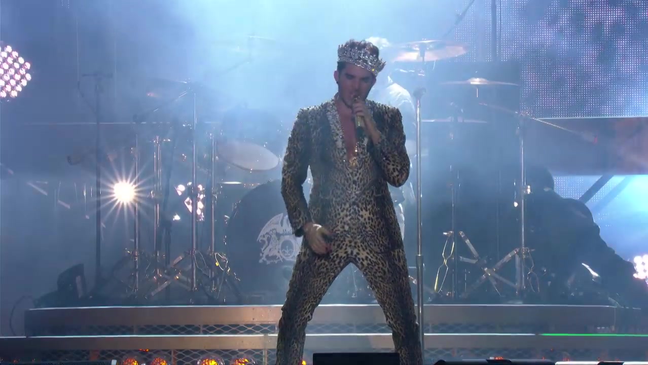 [图]【超强现场】Queen + Adam Lambert - We Will Rock You & We Are The Champions 2015