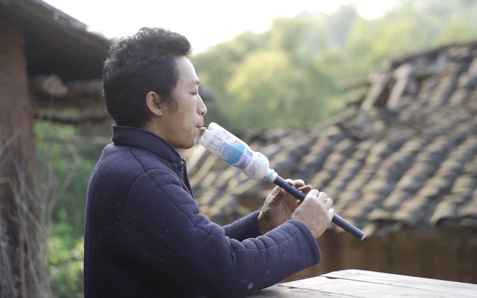 厉害了,管子哥捡个垃圾塑料瓶就能做成葫芦丝吹出美妙