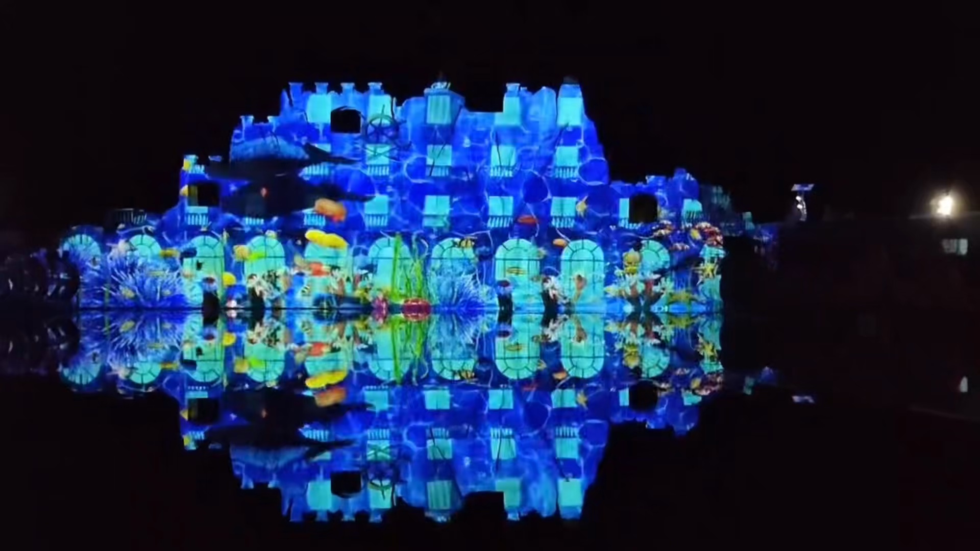 城堡投影艺术,水面上的艺术倒影!