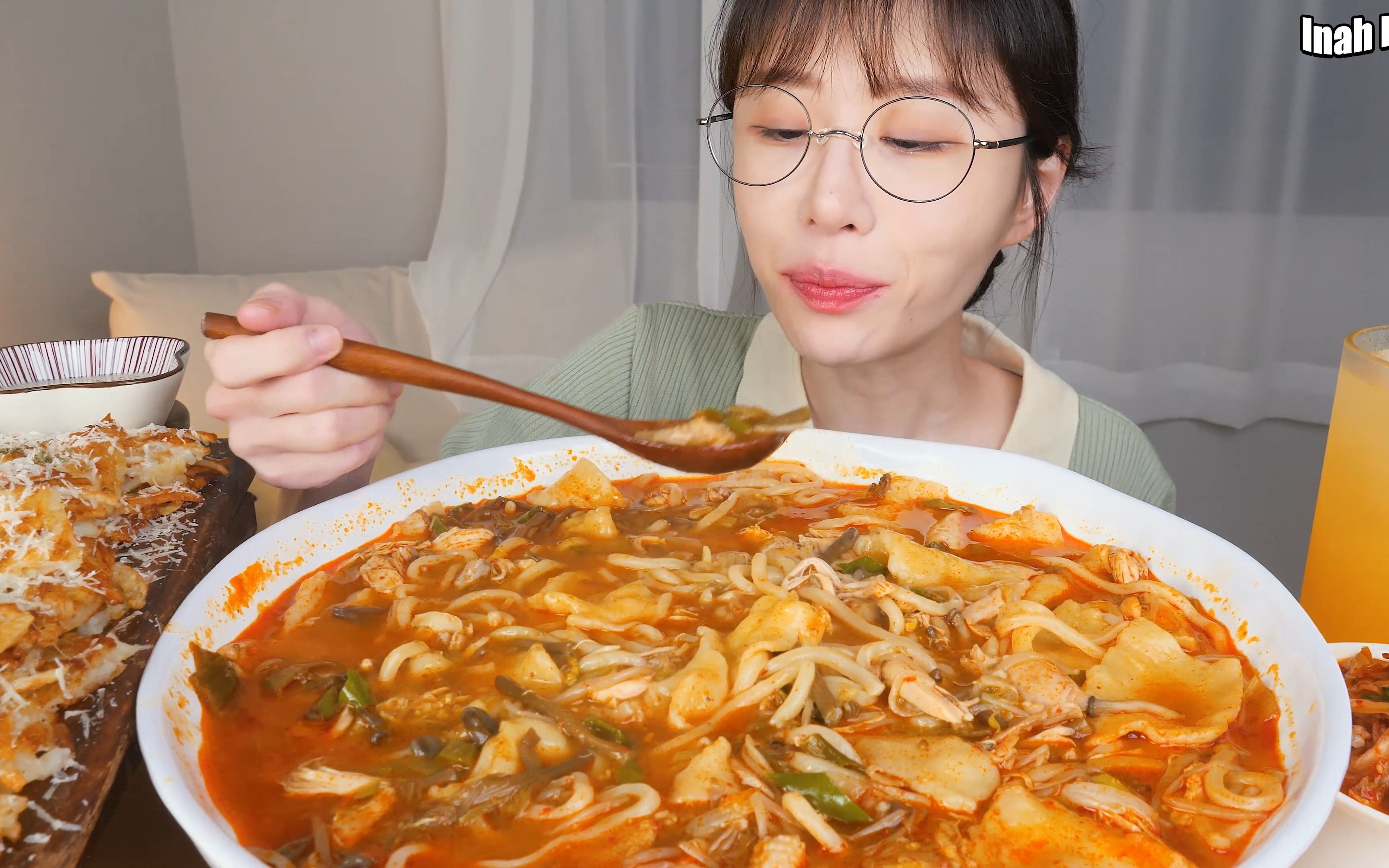 【吃播】鱼肉酸汤面,配炸鸡,inah eats韩国吃播～20230611更新