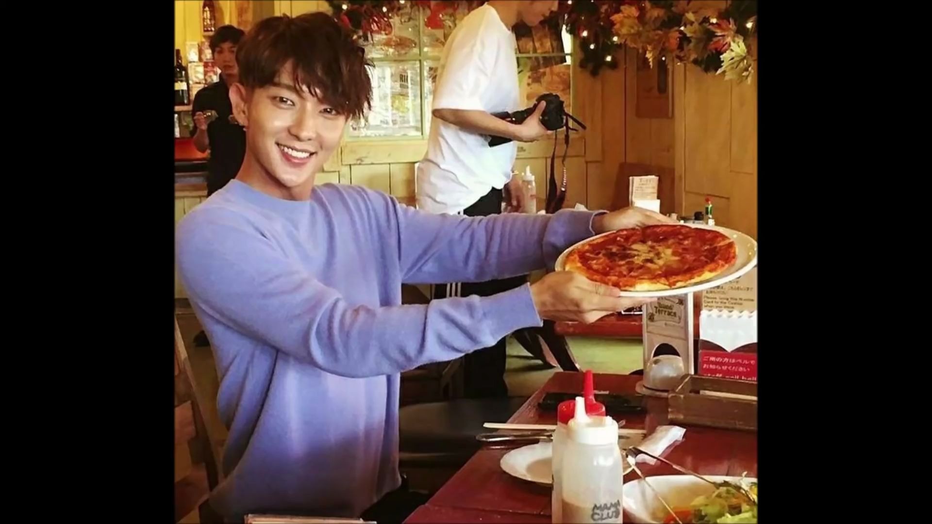 [图]李准基 Lee Joon Gi enjoying the food #1【油管搬运】