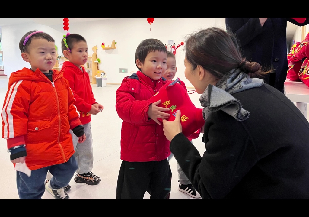 [图][福]福虎送福娃，人人笑开颜[福]㊗️大小朋友们新年快乐福虎生威阖家幸福[烟花]