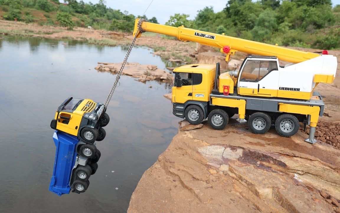 吊车在水里发现了什么?工程车能拉上来吗?