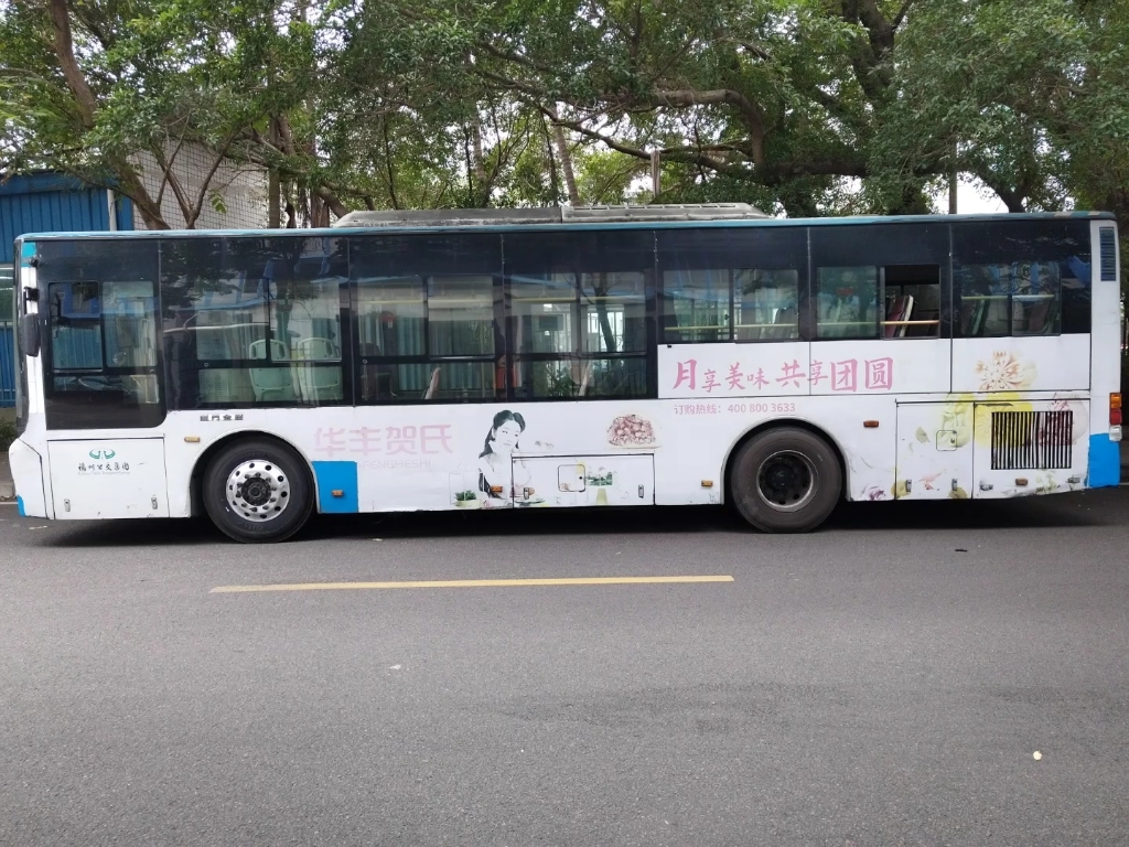 停在斗门停车场门口的33路