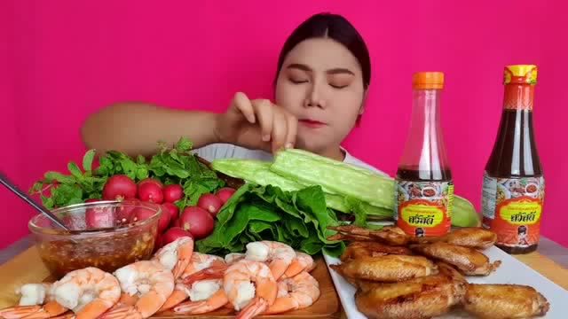 泰国吃货大姐吃烤鸡翅 烤虾 蔬菜,香辣鲜嫩,清脆可口