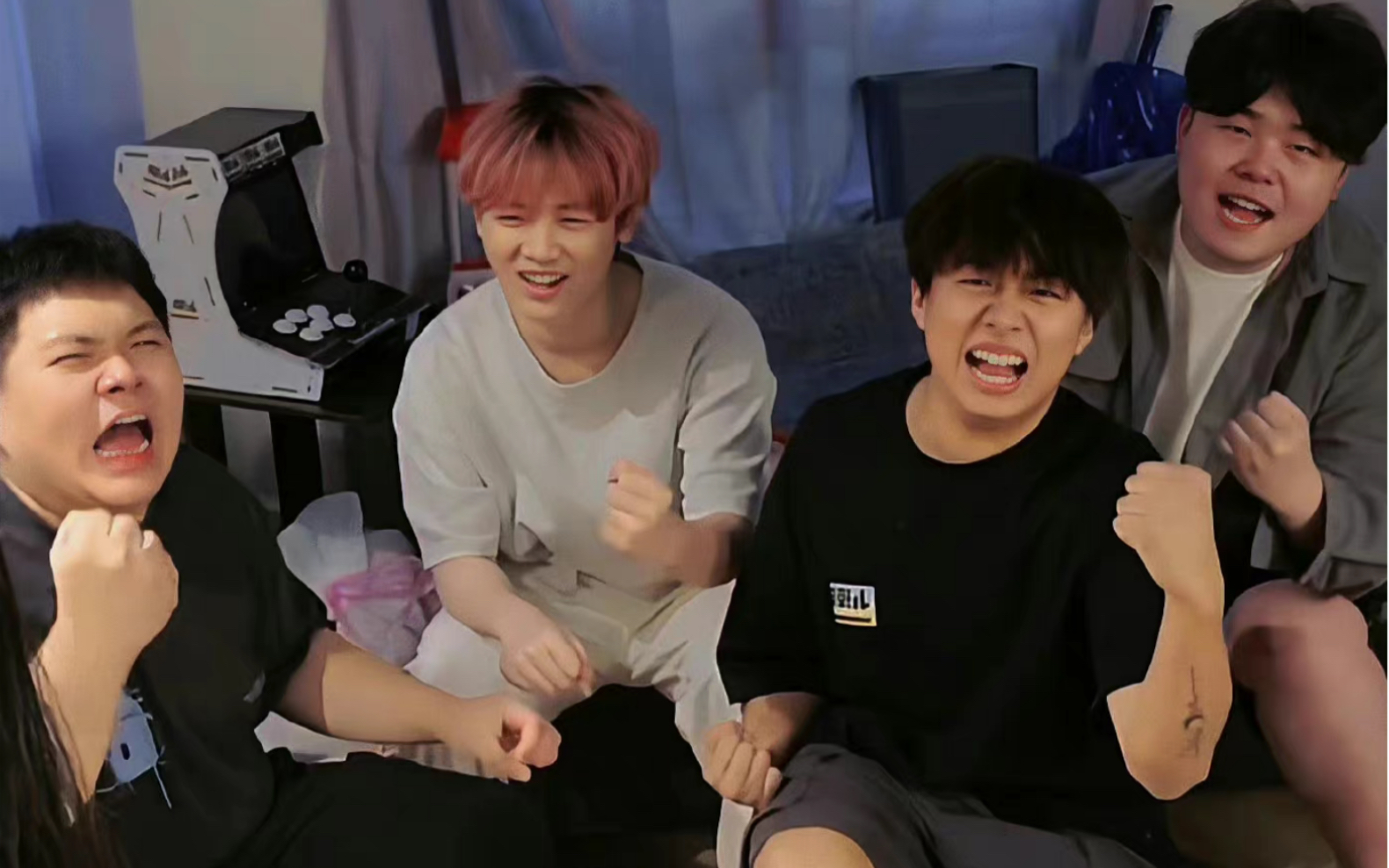 聆听四个猛男卖萌之小潮team-小洛丶-默认收藏夹-哔哩哔哩视频