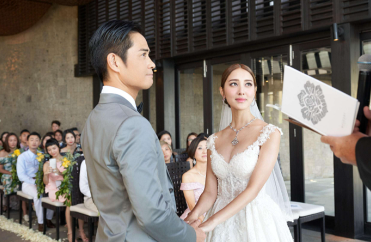 一家四口拍温馨全家福!郑嘉颖陈凯琳在家为大儿子庆祝3岁生日