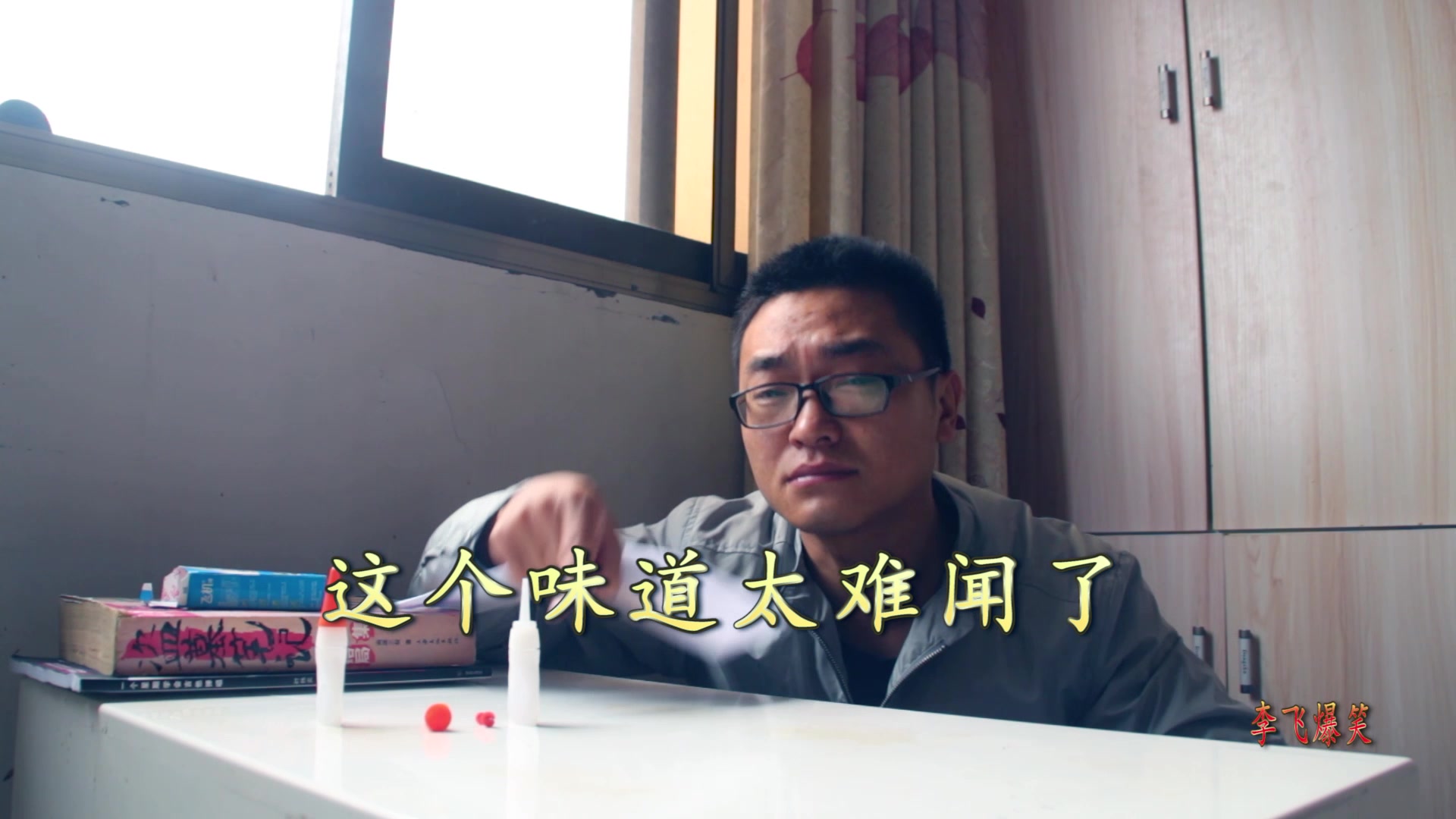 骚年作死挑战用502胶水封嘴巴,鼓鼓的好想笑