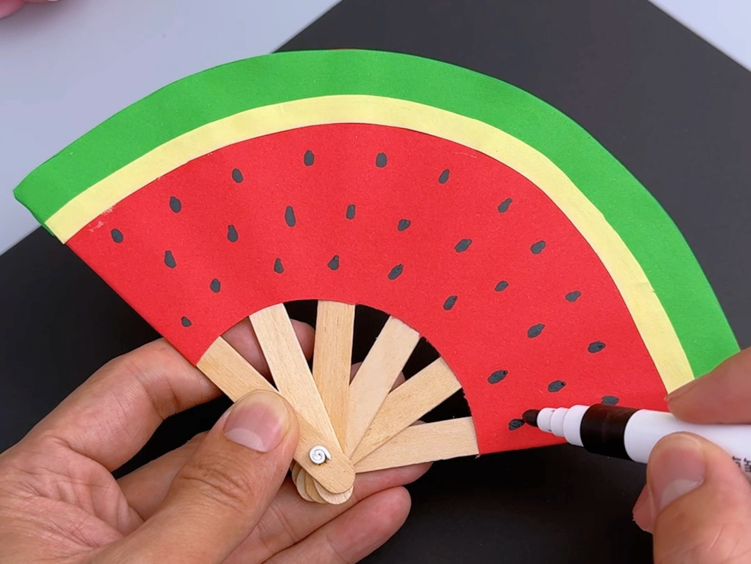 天气热啦!吃完雪糕小棍子别扔,用它来做一把清凉的西瓜折扇吧!