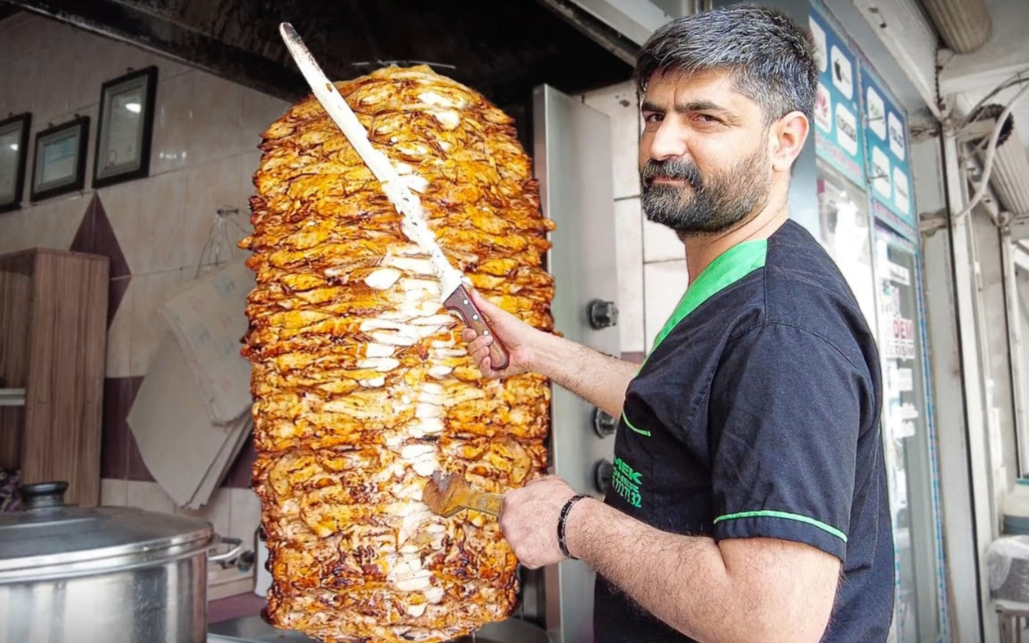 一串100公斤重的鸡肉沙瓦玛-来自中东街头的小吃