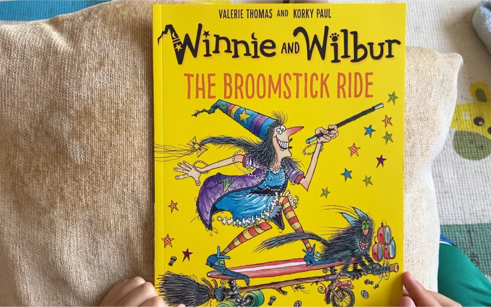 [图]【姐姐读绘本】女巫温妮 Winne and Wilbur | The Broomstick Ride