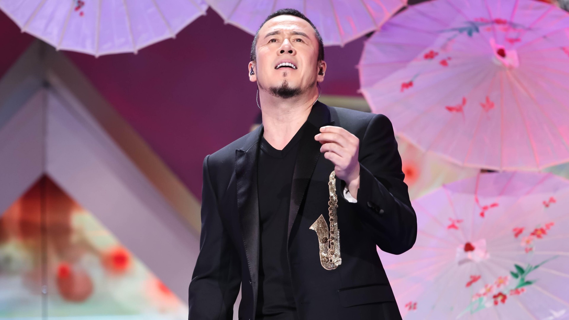 杨坤开豪车独自逛街,卷入刀郎好声音风波,走路忍不住皱眉显惆怅