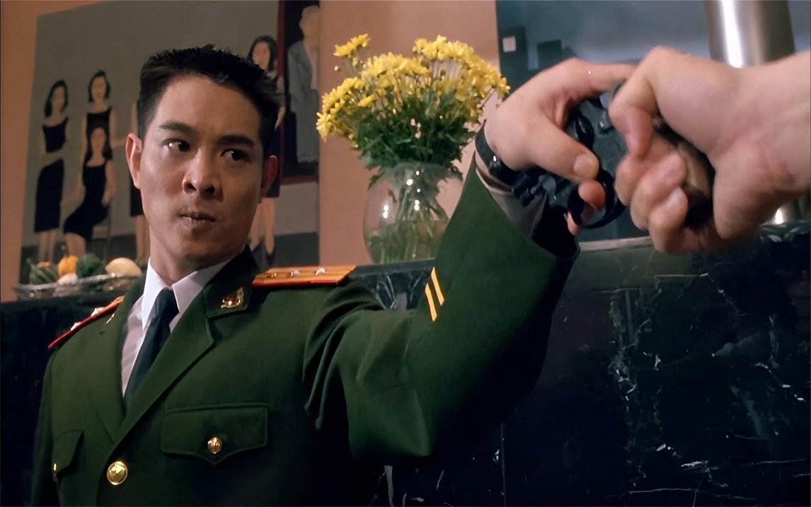 强到爆炸!功夫之王李连杰的巅峰之作,徒手夺枪,虐爆常威,电影