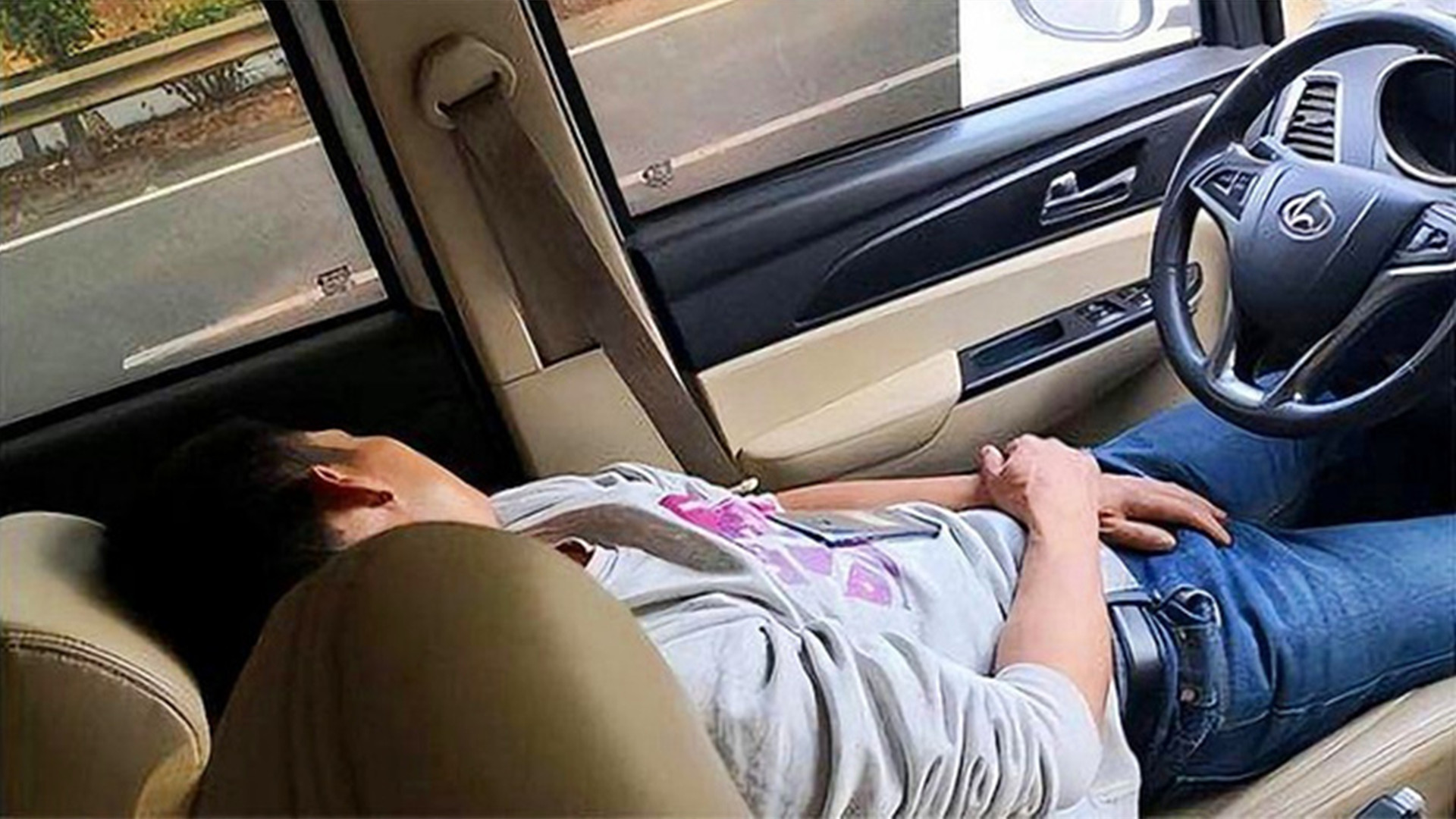 男子高速睡着30分钟,特斯拉无人驾驶48公里,网友:不要命?