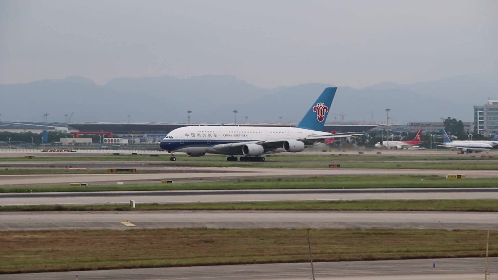 南航a380廣州白雲機場起飛_嗶哩嗶哩 (゜-゜)つロ 乾杯~-bilibili