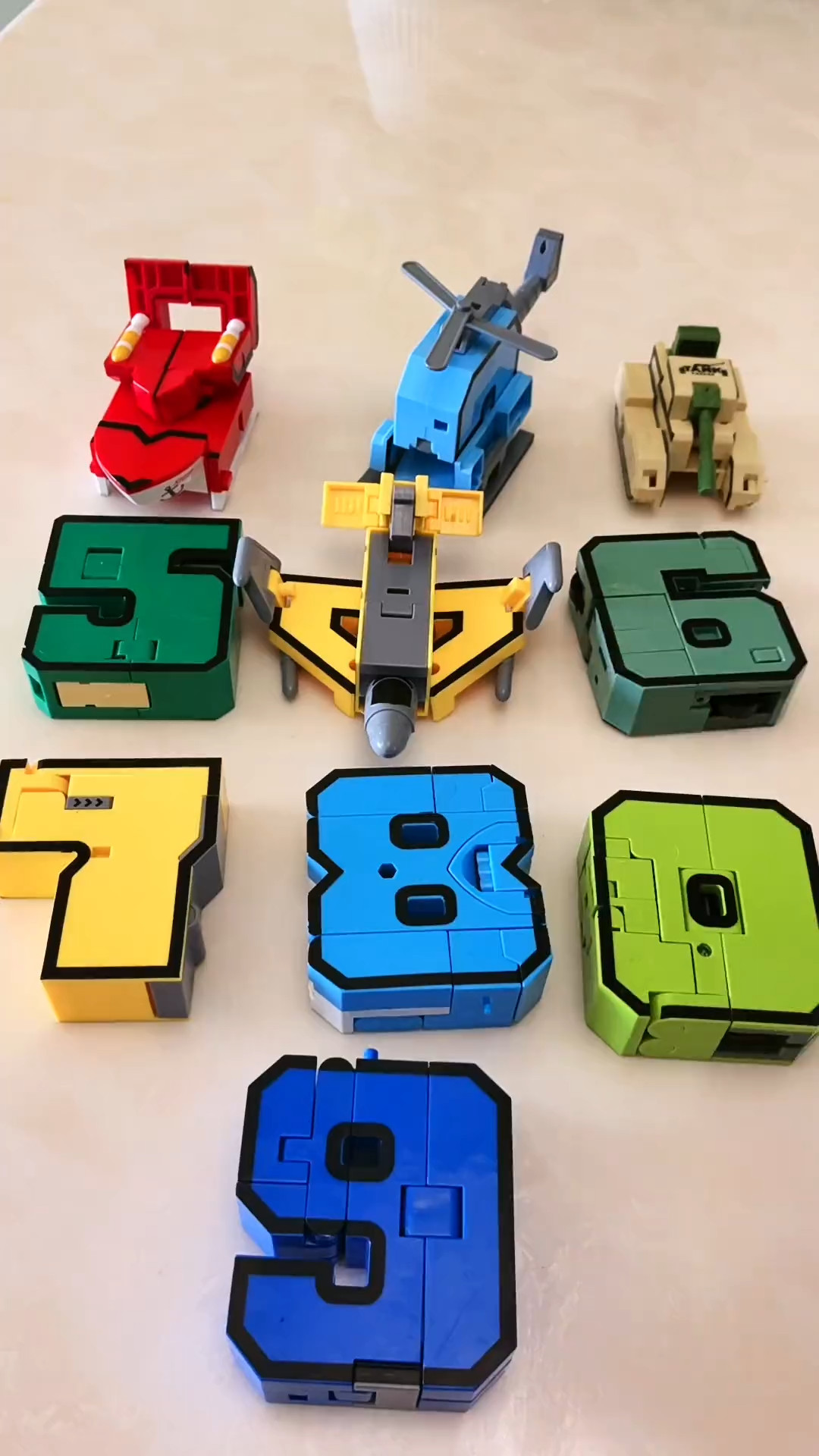 可以变形的数字机器人玩具,每个数字都有不同造型,可以锻炼小朋友手脑