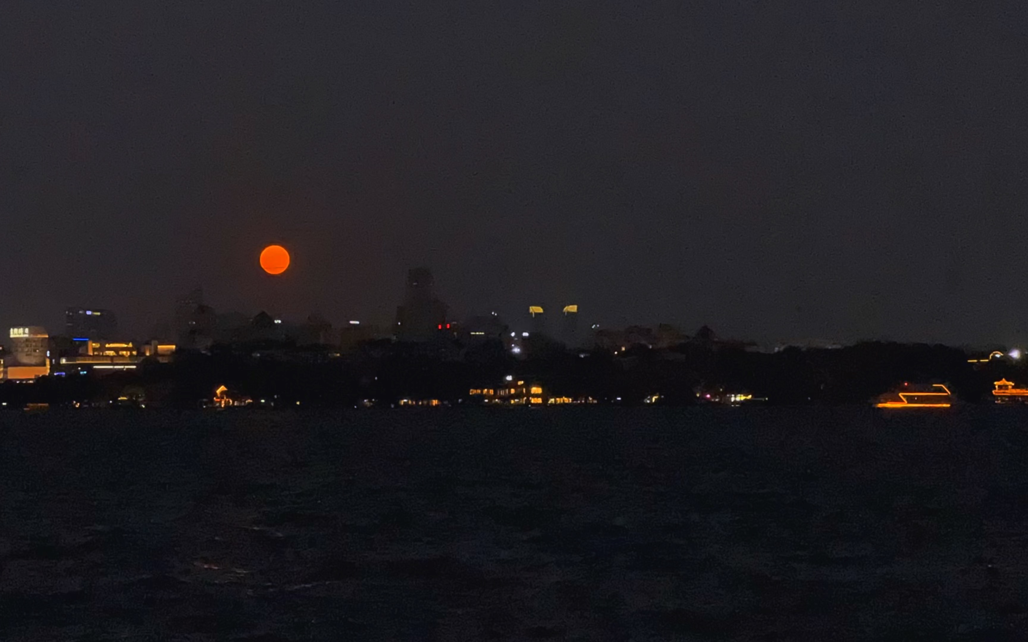 [图]兄弟们，中秋西湖夜景配上这首自弹的平湖秋月，真的nice