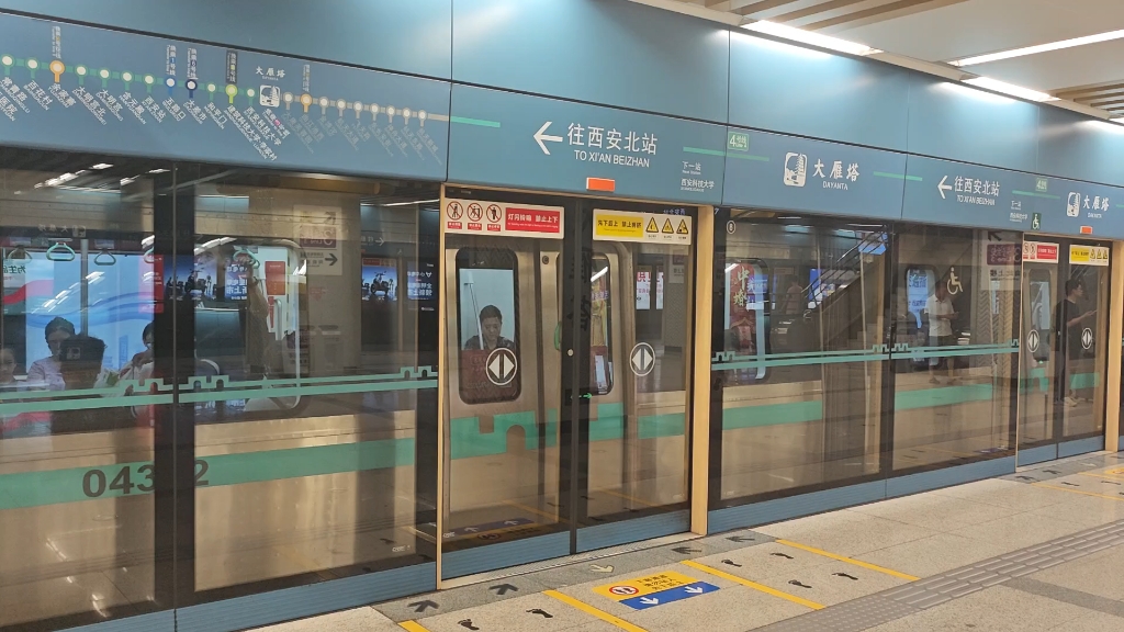 西安地铁4号线列车大雁塔出站
