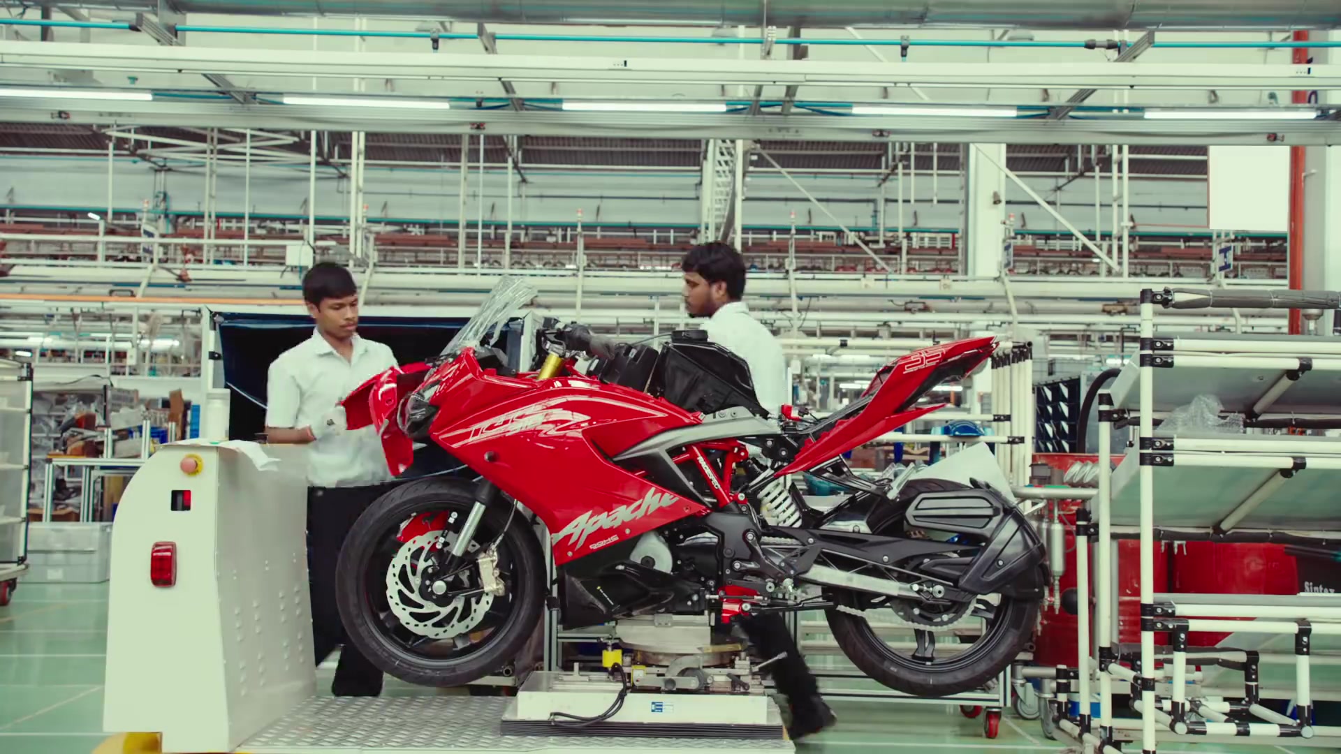 TVS Apache RR 310摩托车制造过程影片,看看印度的工业和宣传片的双向发展吧,国产需要学习借鉴哔哩哔哩bilibili