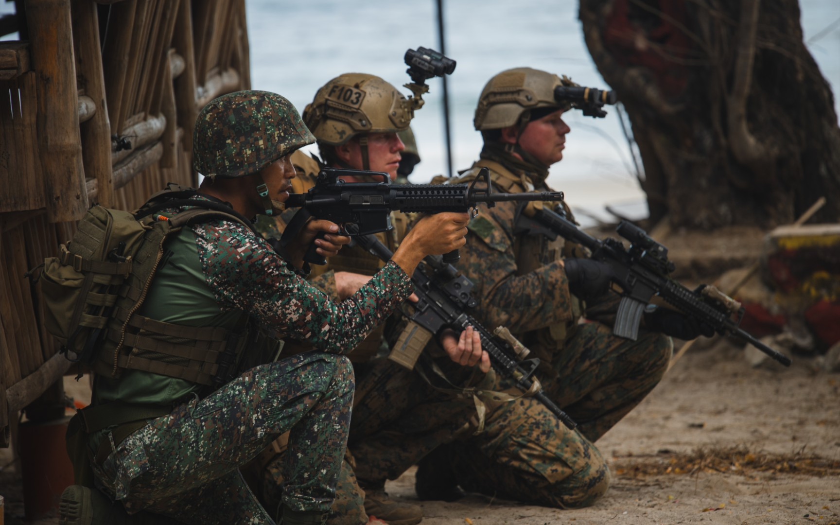 美国海军陆战队第3侦察营与菲律宾海军陆战队射击训练