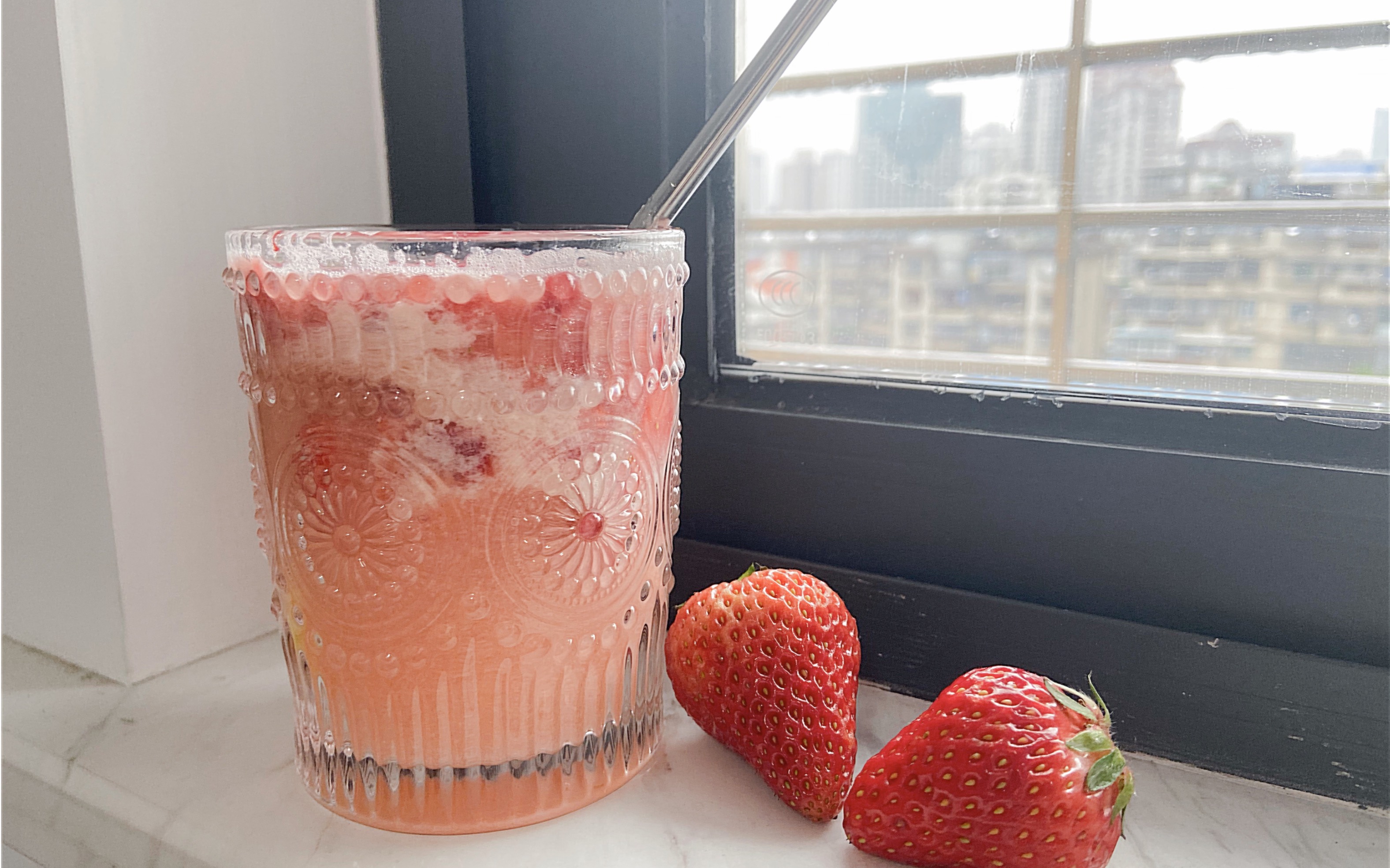 自制草莓养乐多气泡饮