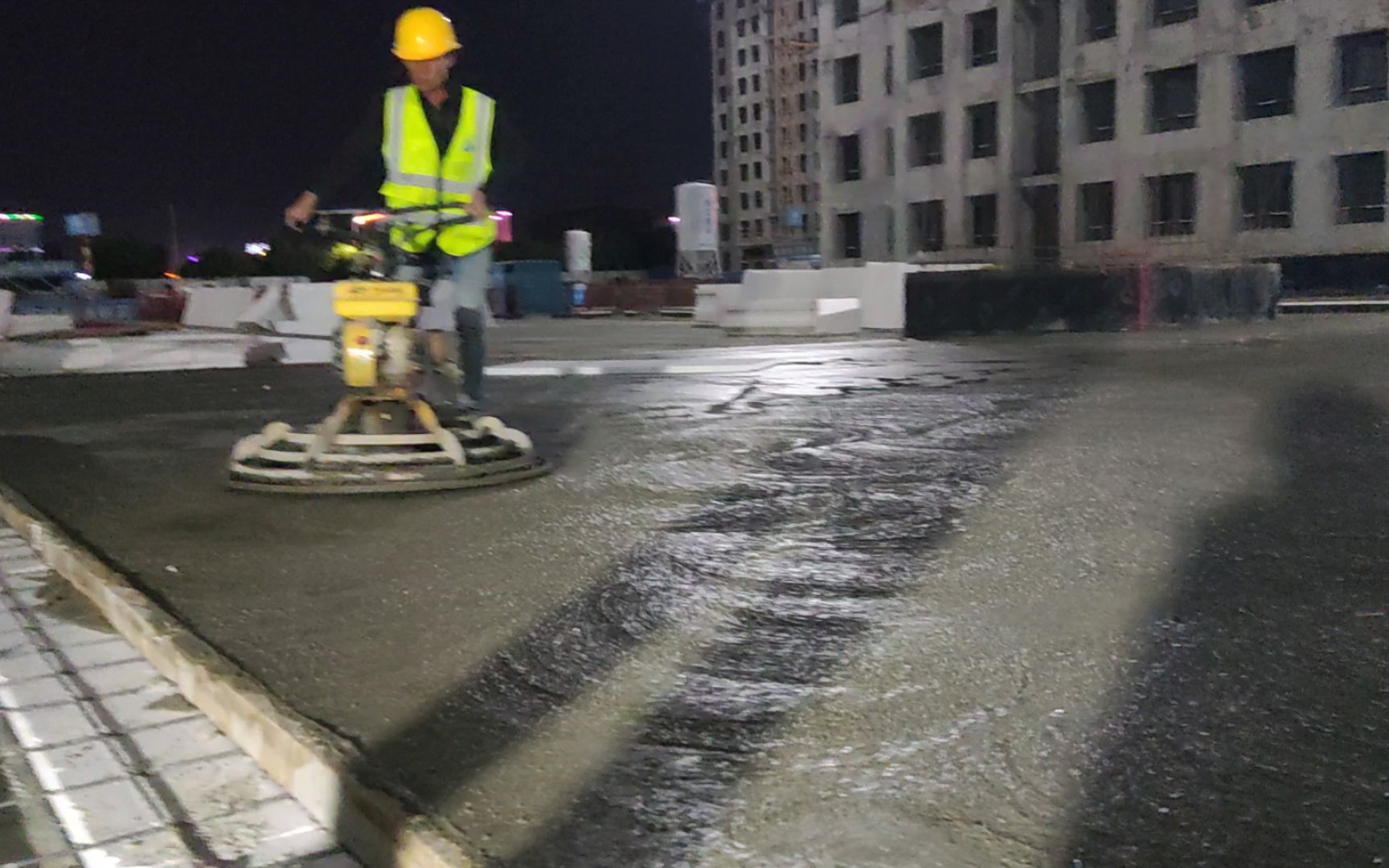 别再问我五一放假不了,我在工地打灰挺好的!