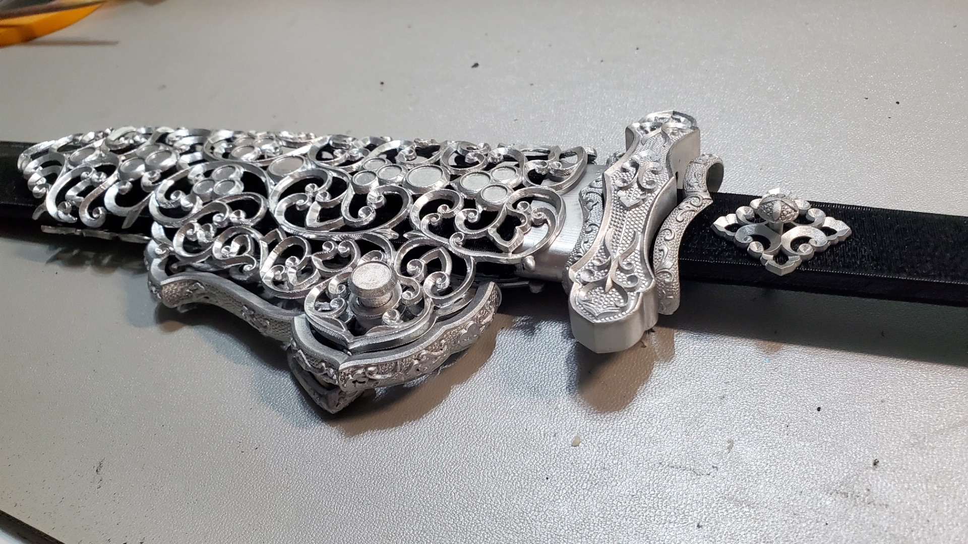 在塑料刀条上测试一下(金银钿装唐大刀)