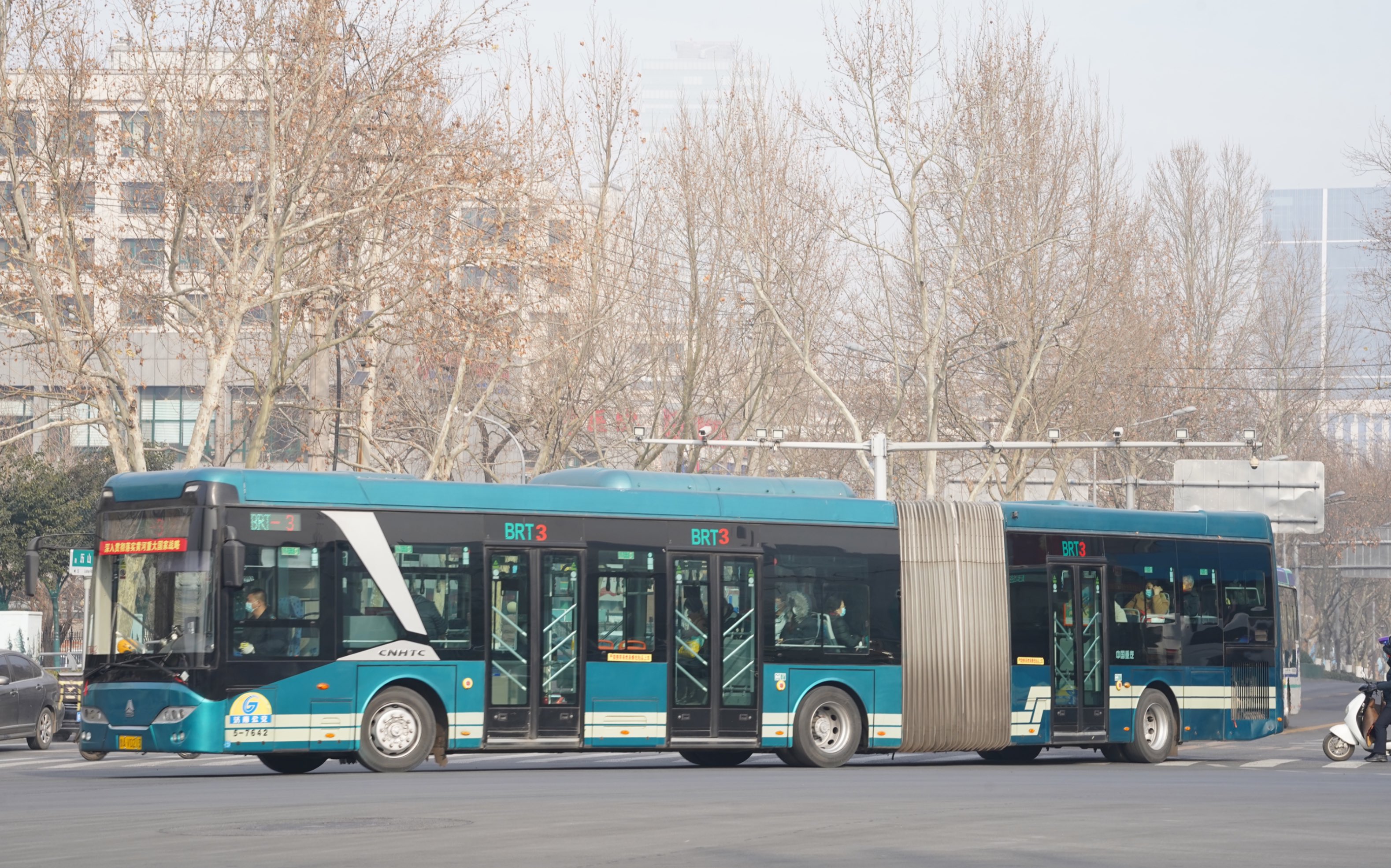 车迷小日常-济南公交brt3路夜景前方展望