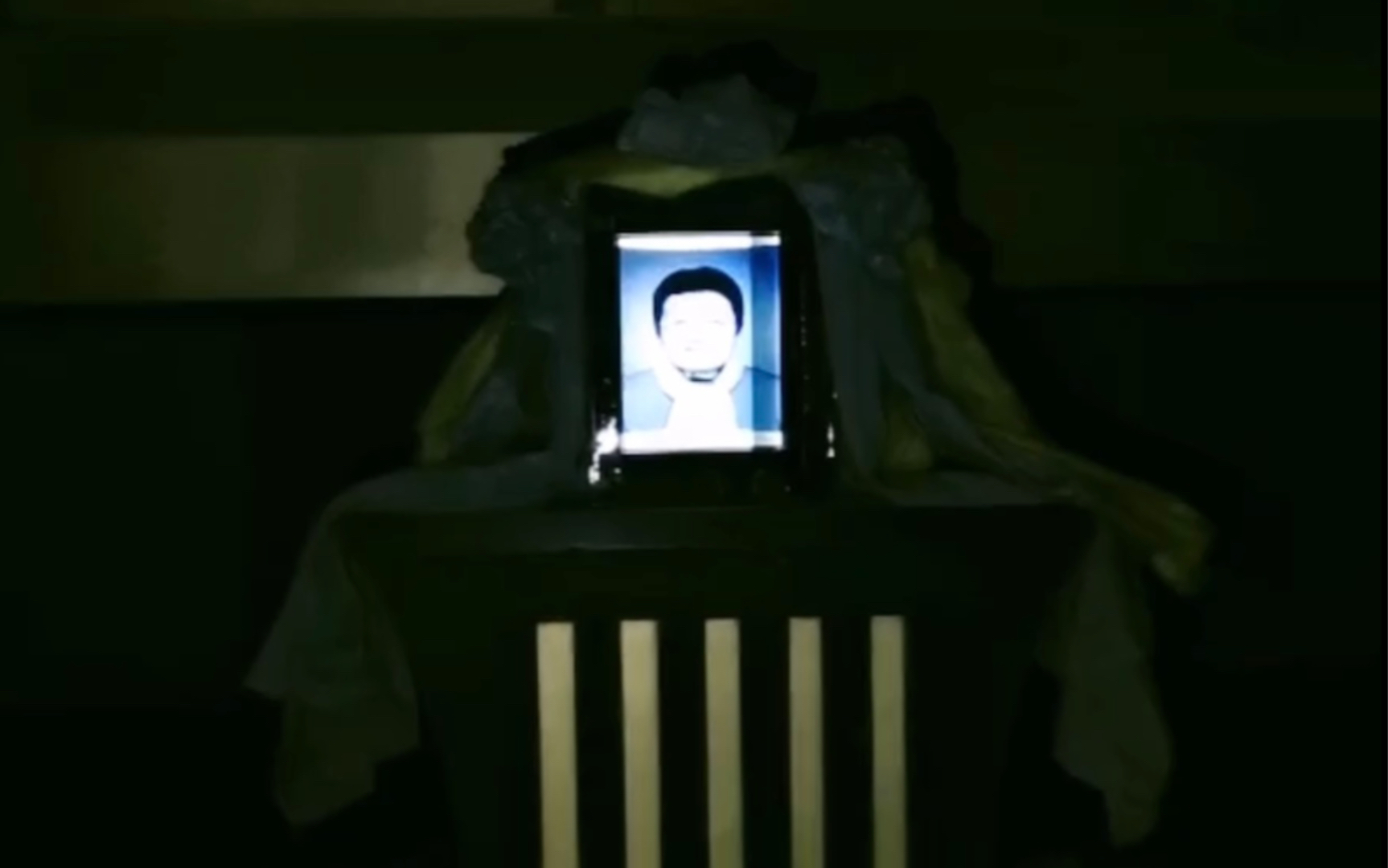 户外妍妍12月29日在废弃的人生终点站空无一人的大厅里怎么会传出哀乐