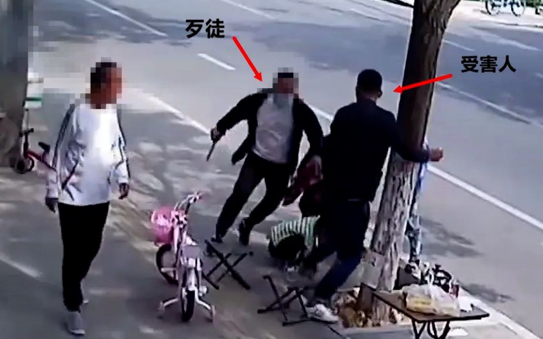 [图]歹徒当街行凶，“00”后特种兵夺刀救人！