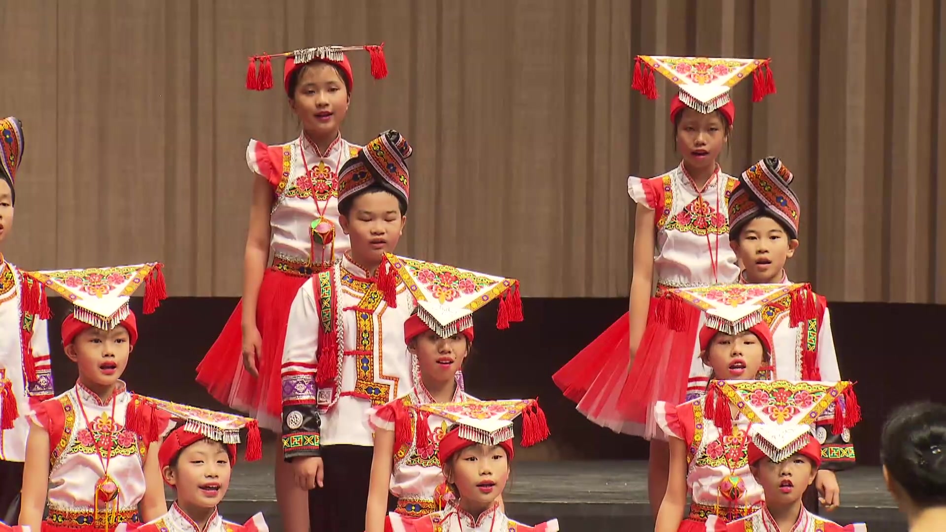 [图]南宁市新兴民族学校小学部《山童》《壮乡歌海波连波》